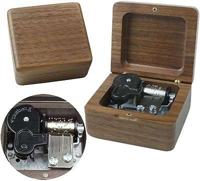 Boîte à musique cinezio en noyer style rétro mouvement en bois cadeau pour noël. Rencontrez les bonnes affaires chez DIAYTAR COTE D'IVOIRE – votre destination en ligne pour des produits discount pour tous les aspects de votre vie. Découvrez notre sélection variée d'articles pour la maison, allant des appareils électroménagers indispensables aux éléments décoratifs élégants. Restez connecté avec notre gamme d'appareils informatiques à prix imbattables, et ravivez votre style avec des vêtements et accessoires tendance à petit prix. Faites des économies tout en obtenant la qualité que vous méritez !