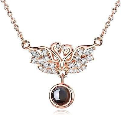 Collier reflétant le mot je t'aime en 100 langues pour filles. Ne dépensez pas plus que nécessaire - choisissez DIAYTAR COTE D'IVOIRE  pour vos achats en ligne. Parcourez notre vaste sélection d'articles discount, allant des produits pour la maison à l'électroménager, en passant par l'informatique, la mode et les gadgets, et profitez de remises exceptionnelles. Avec des prix aussi attractifs, vous pourrez économiser tout en vous offrant des produits de qualité.