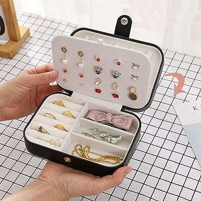 Boîte à bijoux portable double couche organisateur de voyage pour colliers. Découvrez DIAYTAR COTE D'IVOIRE, où vous trouverez une sélection incomparable de produits discount. De la cuisine à la mode en passant par les gadgets high-tech, notre boutique en ligne vous offre la possibilité d'économiser tout en profitant de produits de qualité pour tous les aspects de votre vie.