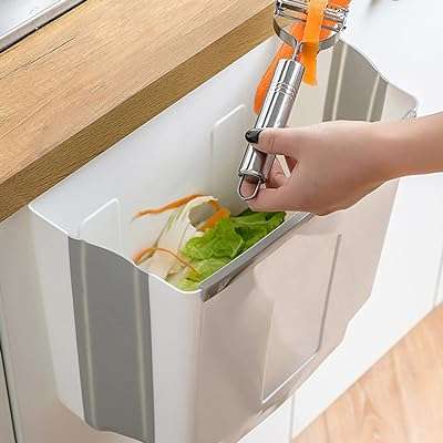 Poubelle de cuisine suspendue plato pliante pliable en plastique murale pour porte. Besoin de trouver des gadgets originaux et amusants ? DIAYTAR COTE D'IVOIRE  est là pour vous proposer une sélection de produits discount qui égayeront votre quotidien. Trouvez des cadeaux uniques pour vos proches ou offrez-vous des articles ludiques qui vous divertiront sans vider votre porte-monnaie. Faites de votre shopping en ligne un moment fun et économique.