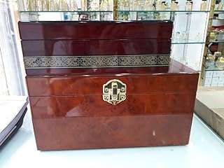 Boîte classique en bois brillant pour oud et parfum (12". Découvrez DIAYTAR COTE D'IVOIRE, la boutique en ligne ultime pour des achats malins. Parcourez notre catalogue où vous trouverez une grande variété de produits discount pour la maison, l'électroménager, l'informatique ainsi que les dernières tendances mode et les gadgets les plus en vogue.