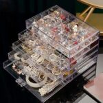 Boîte à bijoux en acrylique antol pour rangement de boucles d'oreilles avec 5. Cherchez-vous à économiser tout en achetant des produits de qualité ? DIAYTAR COTE D'IVOIRE  est là pour vous. Notre boutique en ligne généraliste offre une sélection variée de produits discount, allant des équipements pour la maison à l'informatique, en passant par l'électroménager et la mode. Ne payez pas plus cher ailleurs, explorez DIAYTAR COTE D'IVOIRE  pour des bonnes affaires garanties.