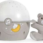 Veilleuse chico next2 stars avec peluche projecteur d'étoiles pour lits et lits. Avec DIAYTAR COTE D'IVOIRE, achetez malin et économisez sur tous vos achats en ligne. Profitez de réductions exceptionnelles sur une multitude de produits, du petit électroménager aux vêtements et accessoires tendance. Optimisez votre budget avec DIAYTAR COTE D'IVOIRE  dès aujourd'hui !