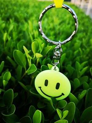 Porte clés emoji mignon visage souriant jaune cadeau quotidien simple brille dans le noir. Ne manquez pas l'opportunité de faire de bonnes affaires sur DIAYTAR COTE D'IVOIRE . Notre boutique en ligne propose une large gamme de produits discount, allant des articles ménagers essentiels aux dernières tendances en matière d'électronique et de mode. Profitez de nos prix imbattables et économisez dès maintenant sur tous vos achats !