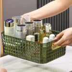 Boîte de rangement de cosmétiques de bureau kleen avec poignée épaissie cosmétiques bijoux. DIAYTAR COTE D'IVOIRE, la boutique en ligne polyvalente qui répond à tous vos besoins d'articles ménagers à bas prix. Des ustensiles de cuisine pratiques aux produits d'entretien essentiels, nous avons tout ce dont vous avez besoin pour faciliter votre quotidien sans dépenser une fortune. Ne manquez pas nos bonnes affaires !