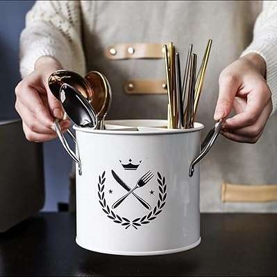 Porte cuillère et organisateur en métal blanc. DIAYTAR COTE D'IVOIRE, votre destination incontournable pour des produits discount de qualité. Que vous recherchiez des articles pour la maison, l'électroménager, l'informatique, la mode ou les gadgets, notre boutique en ligne saura répondre à tous vos besoins sans vous ruiner !