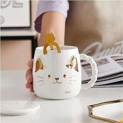 Tasse à café en céramique de chat mignon avec cuillère en acier. DIAYTAR COTE D'IVOIRE, votre boutique en ligne de confiance pour tous vos besoins en produits discount. Parcourez notre sélection minutieusement choisie pour trouver des articles de qualité pour la maison, l'électroménager, l'informatique, la mode et les gadgets, le tout à des prix avantageux. Simplifiez vos achats en ligne avec DIAYTAR COTE D'IVOIRE  et réalisez des économies dès maintenant.