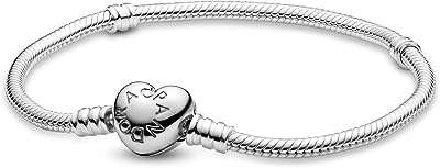 Bracelet à breloques en forme de cœur avec chaîne serpent moments. Ne cherchez plus ailleurs, DIAYTAR COTE D'IVOIRE  est là pour vous offrir une multitude de produits discount pour toutes vos envies. Explorez notre catalogue diversifié comprenant des articles pour la maison, des appareils électroménagers abordables, des gadgets tendances et bien plus encore, le tout à des prix compétitifs.