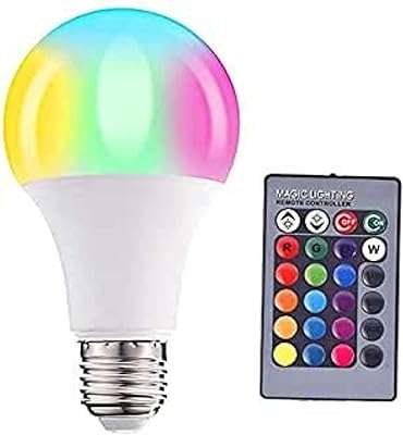 Globe led multicolore. Privilégiez le style sans vous ruiner avec DIAYTAR COTE D'IVOIRE . Notre boutique en ligne propose une sélection de produits mode et gadgets à des prix défiant toute concurrence. Vous trouverez chez nous les tendances du moment à des tarifs abordables. Profitez de cette opportunité et faites-vous plaisir sans vous ruiner.