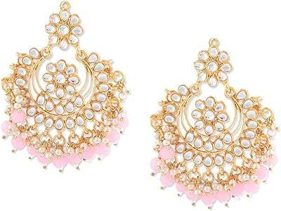 Zaveri pearls boucles d'oreilles chandbali traditionnelles plaquées or 22 carats kundan et rose pour femme. DIAYTAR COTE D'IVOIRE  vous offre des produits discount exceptionnels, sans compromis sur la qualité. Parcourez notre sélection variée comprenant des appareils électroménagers fiables, des gadgets innovants et des tendances mode à des prix défiant toute concurrence.