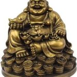 Pièces de monnaie du bouddha rieur petrichor fengshui assises sur des pièces. DIAYTAR COTE D'IVOIRE  - votre adresse en ligne pour des achats malins. Profitez de nos prix réduits sur une large gamme de produits, d'une sélection d'articles pour la maison aux dernières tendances de la mode, en passant par les équipements électroniques et les accessoires informatiques. Sans compromis sur la qualité, nous rendons le shopping abordable pour tous.