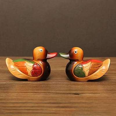Statues de canard mandarin en bois mignonnes sûr chêne peint à la main. DIAYTAR COTE D'IVOIRE  est votre guichet unique pour des produits discount de haute qualité. Parcourez notre large sélection d'articles, allant des appareils électroménagers essentiels aux produits informatiques, en passant par les accessoires mode et les gadgets dernier cri, tout en profitant de prix imbattables.
