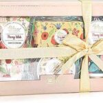 Coffret cadeau de soins de la peau pour femme parfum pivoine. DIAYTAR COTE D'IVOIRE, la référence du shopping à petits prix en ligne ! Parcourez notre sélection impressionnante de produits discount, allant de l'ameublement à l'électroménager, de la mode aux gadgets. Ne sacrifiez pas votre budget pour vous faire plaisir, choisissez notre boutique en ligne pour des économies garanties sur les articles de qualité.
