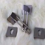 Poignée de porte de villa en alliage de zinc durable pour tous types. Ne cherchez plus, DIAYTAR COTE D'IVOIRE  est là pour vous offrir les meilleurs deals en ligne ! Explorez notre vaste sélection de produits à prix réduits, incluant tout ce dont vous avez besoin pour votre maison, votre cuisine, votre garde-robe et bien plus encore. Profitez de nos offres discount sur les dernières tendances et économisez tout en restant à la pointe de la mode.