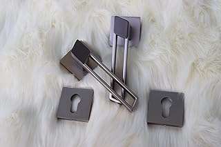 Poignée de porte de villa en alliage de zinc durable pour tous types. Ne cherchez plus, DIAYTAR COTE D'IVOIRE  est là pour vous offrir les meilleurs deals en ligne ! Explorez notre vaste sélection de produits à prix réduits, incluant tout ce dont vous avez besoin pour votre maison, votre cuisine, votre garde-robe et bien plus encore. Profitez de nos offres discount sur les dernières tendances et économisez tout en restant à la pointe de la mode.