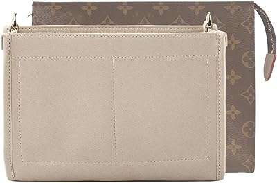 Sac de rangement intérieur en feutre olario pour trousse de toilette lv. DIAYTAR COTE D'IVOIRE, votre destination de choix pour des produits discount en ligne. Explorez notre catalogue en constante évolution, riche en articles pour la maison, l'électroménager, l'informatique, la mode et les gadgets, et choisissez parmi des milliers de produits à prix cassés. Optez pour des achats intelligents et économisez gros avec notre boutique en ligne.