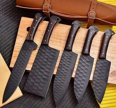 Ensemble de couteaux de chef fait à la main en acier enduit. Ne cherchez pas plus loin pour trouver des produits de qualité à prix réduits. DIAYTAR COTE D'IVOIRE  est votre destination en ligne pour tous vos besoins en produits discount, de la maison à l'électroménager, de l'informatique à la mode. Faites des économies substantielles et trouvez les articles parfaits, adaptés à votre budget.