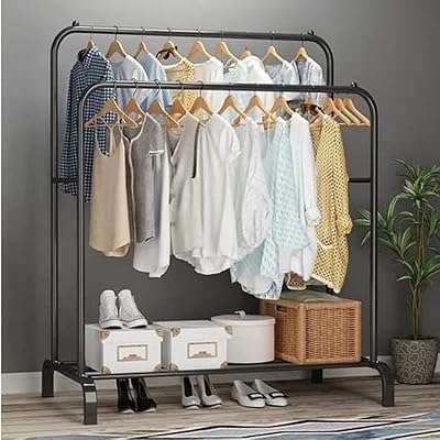 Portant à vêtements avec étagères suspendues portant sur pied pour chambre. À la recherche de bonnes affaires ? DIAYTAR COTE D'IVOIRE  est là pour vous ! Notre boutique en ligne généraliste propose une variété de produits discount, allant des articles pour la maison à l'électroménager, en passant par l'informatique et la mode, ainsi que les gadgets indispensables à petits prix.