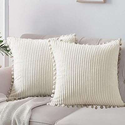 Lot de 2 housses de coussin décoratives style bohème avec pompons ensemble carrées en velours. DIAYTAR COTE D'IVOIRE, votre boutique en ligne préférée pour des offres discount exceptionnelles. Explorez notre assortiment varié comprenant des produits de qualité pour la maison, l'électroménager, l'informatique, la mode et les gadgets, le tout à des prix défiant toute concurrence. Faites confiance à notre expertise et profitez d'une expérience d'achat en ligne pratique et avantageuse.