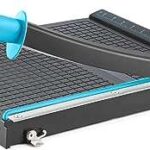 Coupe papier guillotine swingline robuste planche à découper en papier de 12 pouces avec protection. Ne cherchez plus, DIAYTAR COTE D'IVOIRE  est là pour vous offrir les meilleurs deals en ligne ! Explorez notre vaste sélection de produits à prix réduits, incluant tout ce dont vous avez besoin pour votre maison, votre cuisine, votre garde-robe et bien plus encore. Profitez de nos offres discount sur les dernières tendances et économisez tout en restant à la pointe de la mode.