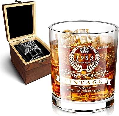 Cadeaux d'anniversaire 40e pour hommes verre à whisky 1983 dans une boîte en bois. Vous cherchez des produits de qualité à petit prix ? Ne cherchez plus ! DIAYTAR COTE D'IVOIRE  est votre destination en ligne pour tous vos besoins discount. Explorez notre sélection variée, allant de la maison à l'électroménager, de l'informatique à la mode et aux gadgets, et découvrez des offres exceptionnelles qui correspondent à votre budget. Faites des économies sans compromettre la qualité avec DIAYTAR COTE D'IVOIRE .
