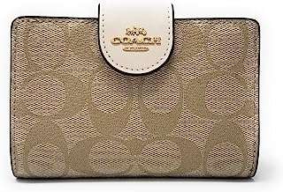 Portefeuille à fermeture éclair moyenne en toile pour femme doré kaki craie is_best_seller. Faites des bonnes affaires avec DIAYTAR COTE D'IVOIRE, la référence en matière de produits discount. Notre boutique en ligne propose tout, des appareils électroménagers aux gadgets dernier cri, en passant par les vêtements branchés. Profitez de nos offres exceptionnelles et économisez sur tous vos achats.