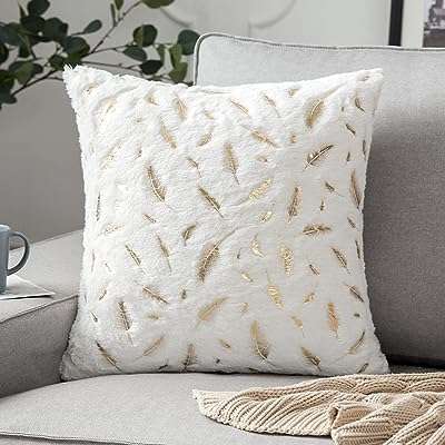 Housse de coussin décorative en fausse fourrure à motif de plumes taie d'oreiller carrée pour décoration. La boutique en ligne DIAYTAR COTE D'IVOIRE  propose une large gamme de produits discount pour répondre à tous vos besoins. Obtenez les dernières innovations technologiques, les indispensables pour votre maison et une sélection de vêtements à la mode, le tout à des prix avantageux. Parcourez notre catalogue et profitez de réductions exceptionnelles !
