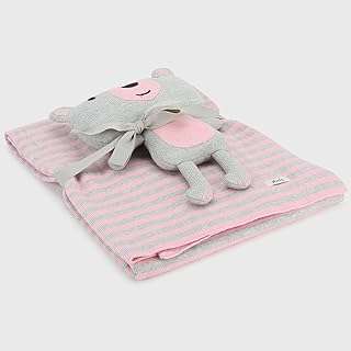 Ensemble couverture et jouets en tricot bluce rose clair vanille gris mélangé ensemble de pièces. Besoin d'un produit de haute technologie sans vous ruiner ? DIAYTAR COTE D'IVOIRE  est le spécialiste des gadgets et accessoires tech à prix cassés. Des enceintes bluetooth aux montres connectées, en passant par les écouteurs sans fil, nous mettons à votre disposition une sélection de produits innovants qui vous faciliteront la vie à petit prix. Vivez la technologie sans compromettre votre budget !