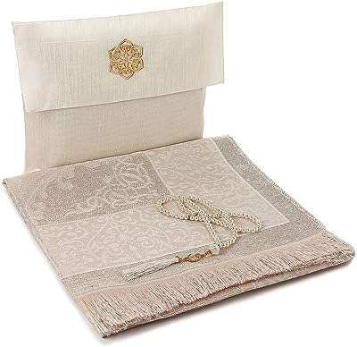 Tapis de prière islamique avec un sac élégant en tissu flammé. DIAYTAR COTE D'IVOIRE  - La solution idéale pour des achats discount en ligne. Explorez notre gamme complète de produits pour la maison, l'électroménager, l'informatique, la mode et les gadgets, et bénéficiez de tarifs compétitifs. Simplifiez votre expérience d'achat avec notre boutique en ligne conviviale et découvrez des offres imbattables.
