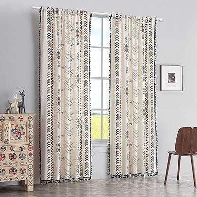 Rideaux bohème bord de pompon rideaux de fenêtre motif géométrique rayés en coton. Mettez fin à la chasse aux bons plans en ligne grâce à DIAYTAR COTE D'IVOIRE . Profitez de notre large éventail de produits discount dans les domaines de la maison, de l'électroménager et bien plus encore. Avec des remises incroyables et des offres spéciales régulières, faites de bonnes affaires sans compromis sur la satisfaction.