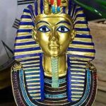 Petit masque de cobra doré et de vautour aigle de la dynastie pharaonique buste du roi. Bienvenue chez DIAYTAR COTE D'IVOIRE, votre destination ultime pour des articles de qualité à prix cassés ! Explorez notre boutique en ligne regorgeant de produits discount, de la décoration d'intérieur aux appareils électroménagers en passant par l'informatique, la mode branchée et les gadgets innovants.