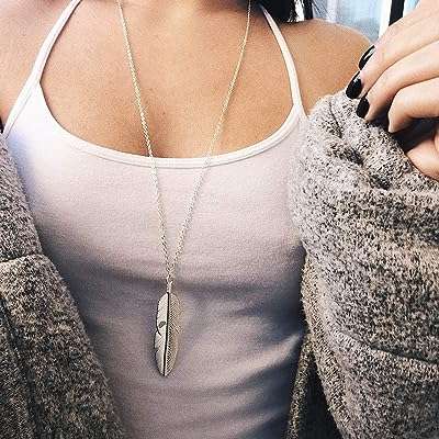 Collier pendentif plume en argent longue chaîne bijoux de style bohème pour femmes. Ne payez plus le prix fort pour vos achats en ligne, choisissez DIAYTAR COTE D'IVOIRE  et économisez ! Découvrez notre boutique en ligne généraliste offrant une multitude de produits discount, allant des articles pour la maison aux dernières tendances mode en passant par l'informatique et les gadgets. Faites des économies sur tous vos achats sans compromis sur la qualité.