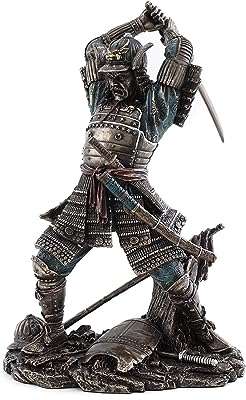 Statue de samouraï japonais en combat. DIAYTAR COTE D'IVOIRE, votre destination shopping idéale pour des produits discount de qualité. Explorez notre catalogue en ligne et trouvez tout ce dont vous avez besoin pour votre maison, de l'électroménager à la mode en passant par les gadgets innovants. Grâce à nos prix avantageux, économisez sans compromis sur la satisfaction de vos achats.