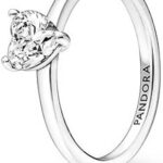 Bague en argent sterling en forme de cœur parsemée de pierres de zircone