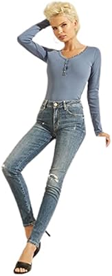 T-shirt henley à manches longues et col en v avec logo essentia guess pour femmes. En tant que leader du marché de la boutique en ligne en Côte d'Ivoire, DIAYTAR COTE D'IVOIRE continuera à proposer des produits de haute qualité à des prix compétitifs et à donner la priorité à la satisfaction de ses clients.
