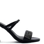 Chaussures à talons hauts parsemées de petites pierres et bride élastique sur le devant