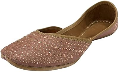 Punjabi juti pour femmes chaussures traditionnelles chaussures plates ethniques pour dames mariage juti fait à la main khosa mojari juti. DIAYTAR COTE D'IVOIRE est une boutique en ligne qui propose une sélection impressionnante de produits, allant des produits de maison aux produits de beauté et bien-être. Avec une équipe de professionnels dédiés, la boutique en ligne offre une expérience d'achat en ligne personnalisée et sécurisée, avec des conseils et des recommandations pour aider les clients à trouver les produits qu'ils recherchent.