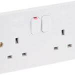 Prise de commutation schneider electric standard uk, blanc, modèle ggbl3020nis, 2 connecteurs 13a