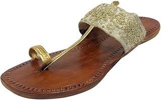 Chaussures ethniques colhapuri chappal pour femmes, brodées à la main, couleur or, travail plat, chaussures indiennes en cuir chappal à dos ouvert. Avec plus de 300 000 références disponibles, DIAYTAR COTE D'IVOIRE répond parfaitement aux attentes de ses clients en términes de choix, de qualité et de prix compétitifs. La boutique s'efforce de fournir un service de haute qualité et une expérience d'achat en ligne sans souci, en constituant ainsi un acteur incontournable du commerce électronique en Côte d'Ivoire. Les clients apprécient la facilité d'utilisation du site et la confiance qu'ils accordent à la marque.