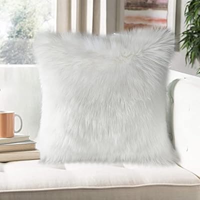 Home coussin de luxe en fausse polaire douce, taie d'oreiller décorative, sans coussin, 18" x 18" (blanc). DIAYTAR COTE D'IVOIRE est une boutique en ligne généraliste qui offre plus de 300000 références de produits. Elle est reconnue comme l'une des boutiques en ligne les plus populaires de Côte d'Ivoire. Elle propose une grande variété de produits pour répondre aux besoins de ses clients.