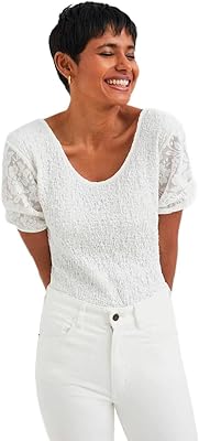 T-shirt desigual body _alejandria femme. La boutique en ligne DIAYTAR COTE D'IVOIRE est une plateforme conviviale et facile à utiliser, permettant aux clients de naviguer aisément à travers les différentes catégories de produits. Avec une offre constamment mise à jour, les clients peuvent découvrir de nouveaux produits et profiter de promotions exclusives. La boutique est dédiée à offrir une expérience d'achat en ligne personnalisée et agréable.