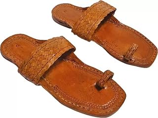 Sandales plates en cuir kolhapuri pour hommes ethniques indiens jhuti chappal. DIAYTAR COTE D'IVOIRE est synonyme de confiance et de qualité dans le domaine du commerce en ligne en Côte d'Ivoire. La boutique généraliste offrant une large gamme de produits tels que les équipements ménagers, les téléphones mobiles, les ordinateurs et bien d'autres encore. Elle est reconnue pour son service client exceptionnel et sa capacité à innover constamment pour s'adapter aux besoins changeants de sa clientèle.