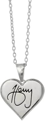 Collier en forme de coeur one direction \"harry signature\". En tant que boutique en ligne leader en Côte d'Ivoire, DIAYTAR COTE D'IVOIRE s'efforce de proposer les meilleurs produits à des prix compétitifs. Elle mise sur la satisfaction du client en proposant des promotions régulières et des services de qualité. L'objectif de la boutique est de faciliter les achats en ligne pour les habitants de Côte d'Ivoire et au-delà.