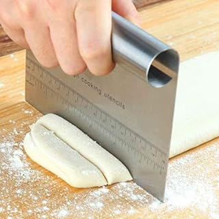 Grattoir en acier inoxydable pour trancher la pâte, le pain, la pizza, la pâtisserie, les biscuits, la pâte avec couteau trancheur, échelle de mesure. DIAYTAR COTE D'IVOIRE, c'est la boutique en ligne idéale pour les particuliers et les entreprises. La boutique en ligne propose des offres spéciales et des promotions régulières pour les clients fidèles. DIAYTAR COTE D'IVOIRE s'engage à offrir une expérience de shopping en ligne exceptionnelle et à surpasser les attentes de ses clients.