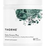 Thorne daily greens plus - poudre all-greens avec matcha, spiruline, moringa, adaptogènes, champignons