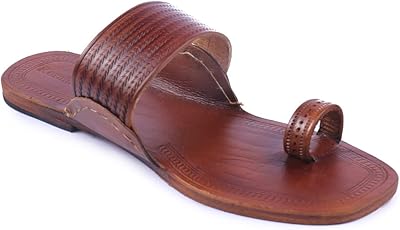 Pantoufles chappal kolhapuri simples et belles pour femmes par kurakari | tongs douces et confortables | sandales au design élégant, durable et antidérapant | chaussures indiennes traditionnelles. DIAYTAR COTE D'IVOIRE propose une expérience d'achat en ligne unique et pratique, permettant aux clients de comparer et d'acheter facilement les produits dont ils ont besoin. Avec sa large sélection de produits, elle répond aux attentes de tous les clients, qu'il s'agisse d'électronique, de mode, de décoration, etc. La boutique en ligne est accessible à tous.