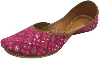 Chaussures plates de mariage indiennes en jute rose indien punjabi pour femmes mojari de créateur avec perles. DIAYTAR COTE D'IVOIRE est une boutique en ligne généraliste proposant plus de 300000 références de produits, faisant d'elle le leader du marché ivoirien. Elle offre une large gamme de produits, allant de l'électronique à la mode en passant par les produits alimentaires. Avec sa présence en ligne, DIAYTAR COTE D'IVOIRE facilite les achats pour les consommateurs ivoiriens.