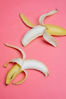 Journal de deux bananes sur surface rose, journal de bananes pelées, carnet