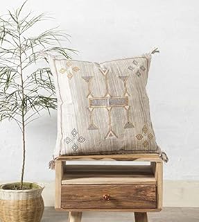 Oreiller sabra en coton et soie, oreiller rustique, housse d'oreiller brodée, oreiller en lin, oreiller de décoration marocain fait à la main sabra 20x20. Avec plus de 300000 références de produits, DIAYTAR COTE D'IVOIRE est la plus grande boutique en ligne de Côte d'Ivoire. Elle offre une expérience d'achat en ligne sécurisée et fiable, avec des options de paiement flexibles et des délais de livraison rapides. Les clients peuvent également profiter d'un service client personnalisé et réactif.