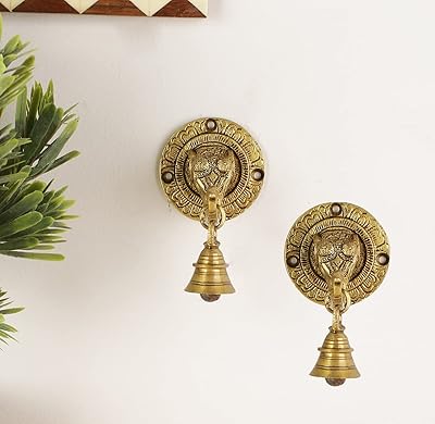 Paire de cloches décoratives en laiton à deux moustaches pour mur et porte avec motif visage d'éléphant. Avec plus de 300 000 références, DIAYTAR COTE D'IVOIRE est la destination idéale pour les clients ivoiriens qui cherchent à faire des achats en ligne. La boutique en ligne propose des produits de qualité à des prix compétitifs, ce qui en fait une option attrayante pour les consommateurs. Les clients peuvent choisir parmi une variété de catégories de produits pour trouver ce qu'ils cherchent.
